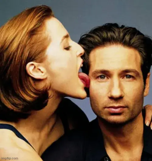 Cô gái ham muốn liếm chàng trai