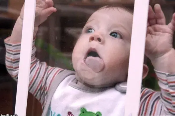 Ảnh chế em bé khuôn mặt thèm nhìn trộm