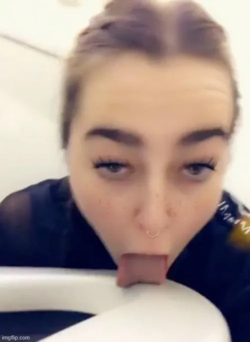 Ảnh cô gái thèm tới mức lè lưỡi liếm