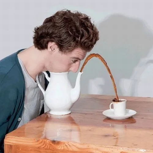 Meme hài uống trà ngắm chim hót ngoài hiên