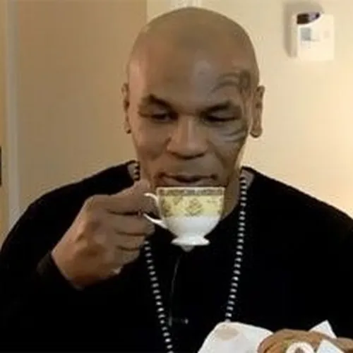 Meme hài cầm bình trà cười nhạt