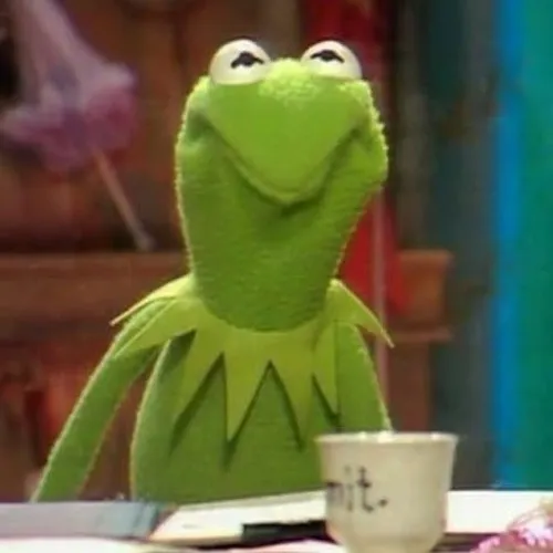 Meme ếch xanh chill uống trà nhìn người cãi nhau