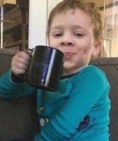 Hình chế vui pha trà giữa đêm khuya