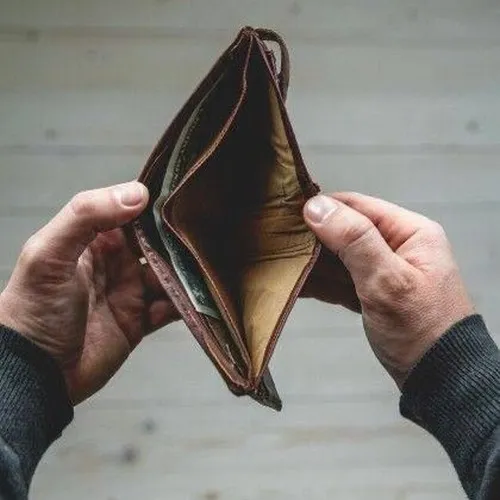 Meme ví cạn sạch, chủ nhân run rẩy nhẹ