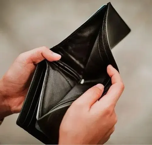 Full 50+ Meme Ví Rỗng trống trơn diễn tả tình trạng hết tiền một cách hài hước