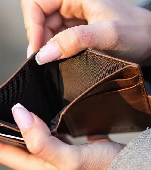 Ảnh chế ví trống trơn nhìn mà đau lòng