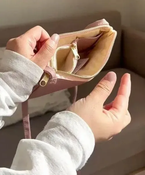 Meme hài ví hết tiền, mặt cười gượng gạo