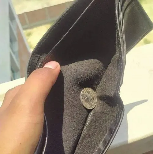 Hình troll ví không còn một đồng xu nào