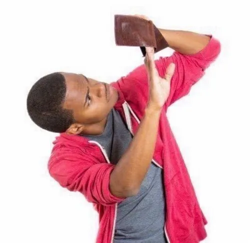 Meme ví rỗng, ánh nhìn chua chát khôn nguôi