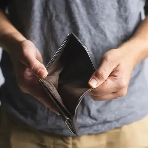 Hình chế ví rỗng, chẳng còn giấc mơ nào