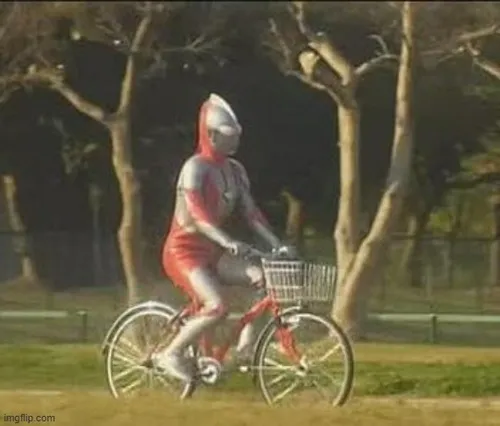 Ảnh troll siêu nhân điện quang đứng nghiêng pose cực kỳ lú