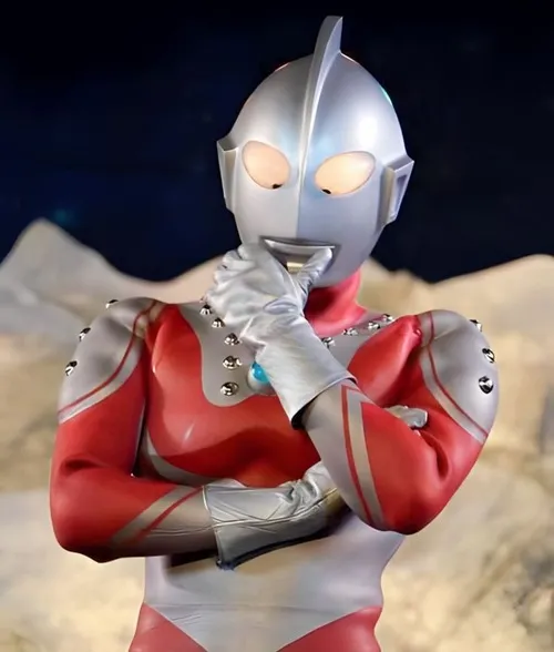 Hình chế Ultraman “xin trời cho lương về sớm”