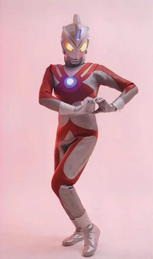 Hình chế Ultraman nghiêm túc tới mức khó đỡ Hình chế Ultraman nghiêm túc tới mức khó đỡ
