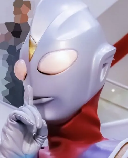 Meme Ultraman đang dồn năng lượng cho bài kiểm tra sáng mai