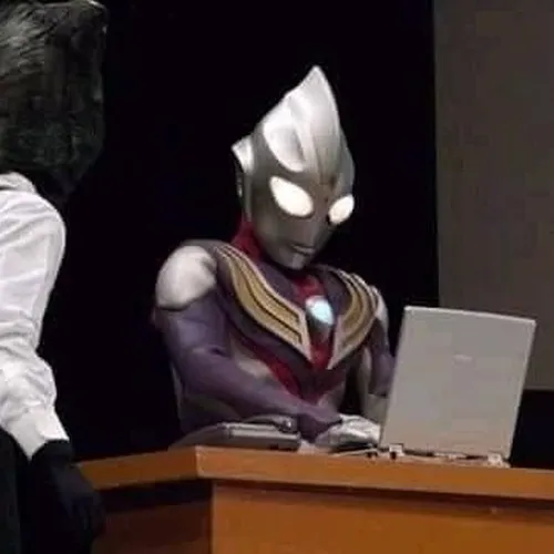 Hình troll siêu nhân đang “hợp thể” nhưng lag giữa chừng