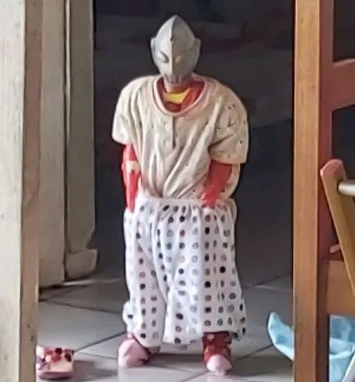 Meme điện quang đỡ đầu khi nghe tin crush có người yêu