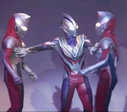 Meme siêu nhân cúi đầu xin lỗi group vì phá team