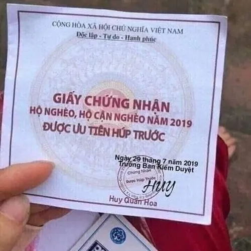 Meme chế người nghèo giơ sổ xin qua môn Meme chế người nghèo giơ sổ xin qua môn