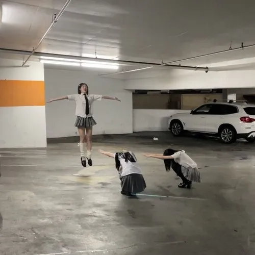 Meme ba nhân vật phối cảnh bất ngờ tạo tiếng cười sảng khoái