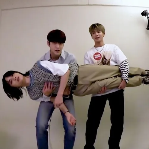 Meme ba người troll nhau bằng lời thoại cười gượng đáng yêu