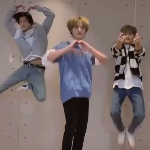 Khi nhóm bạn thân trở thành ngôi sao của meme bá đạo