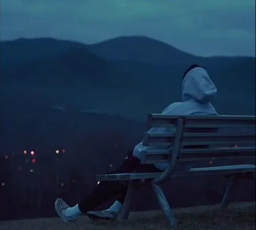 Ảnh avatar gương mặt ngầu giữa bóng tối và tông lạnh