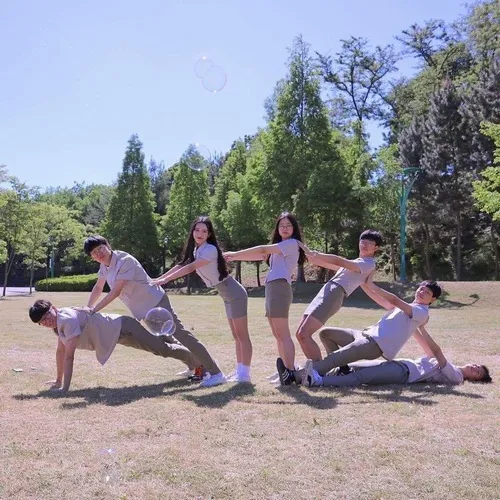 Ảnh hiển thị hội bạn tận dụng Selfish Meme làm bối cảnh tăng cá tính