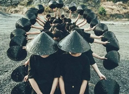 Hình profile team phối trang phục tông đen bật lên tông màu điện ảnh