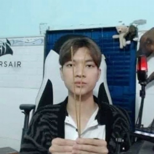 Ảnh vui đôi mắt mở to long lanh như muốn khiến ai cũng mềm lòng.