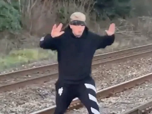 Ảnh chế nhắm tịt mắt tái hiện cảm giác căng thẳng thị giác