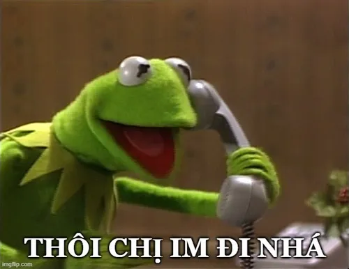 Ảnh meme vui đôi mắt liếc sang phía người đang nói quá nhiều.