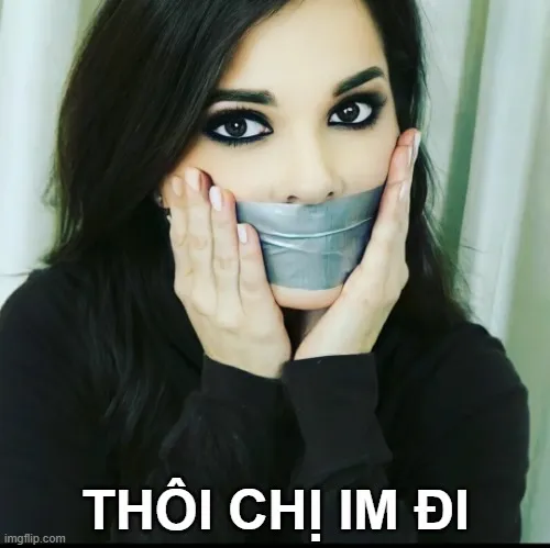 Ảnh hài môi mím chặt tạo vibe bớt nói giùm cái.