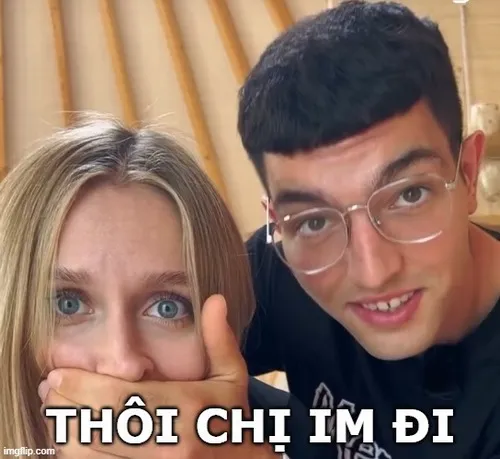 Meme gương mặt chị cau mày nhìn thẳng như muốn bảo im ngay.