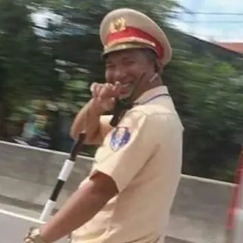 Ánh mắt công an kiểm tra giấy tờ làm người lái chững lại