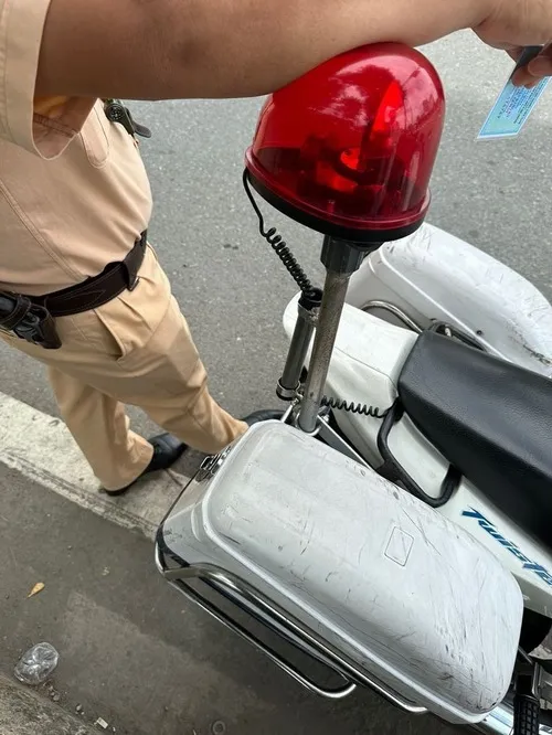 Ảnh ghi lại người đi đường chậm lại khi thấy chốt.