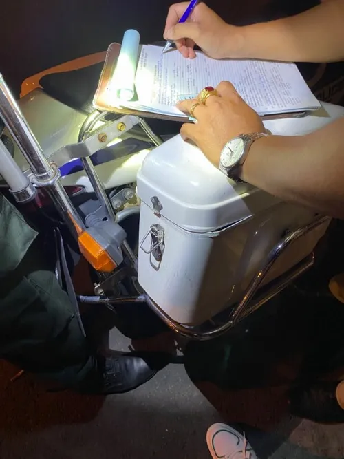 Ảnh đời sống còi báo vang lên yêu cầu giảm tốc.