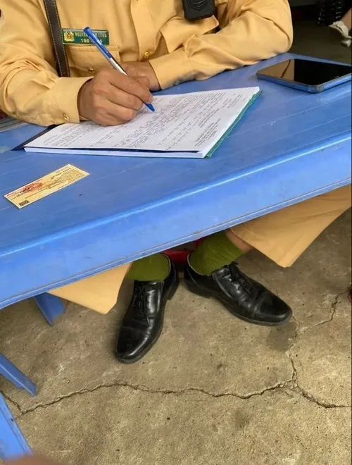 Ảnh thực tế công an kiểm tra đèn và biển số.