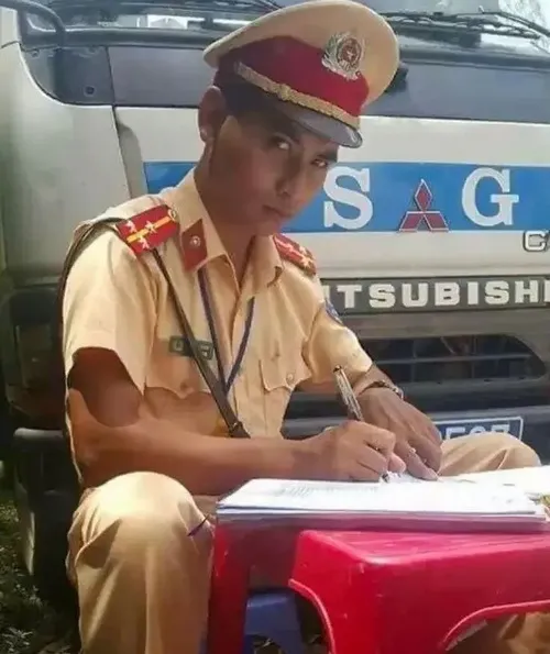 Ảnh đường phố cảnh sát chỉ vùng dừng xe rất rõ.