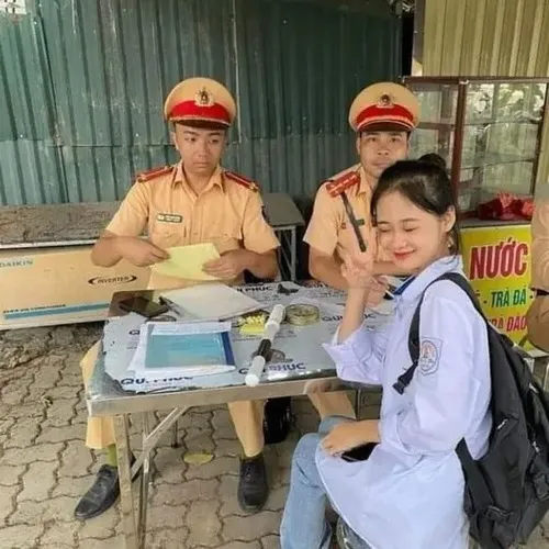 Ảnh chụp csgt kiểm soát giao thông tại ngã tư.