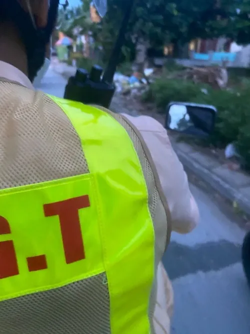 Ảnh ghi lại công an quan sát từ xa trước khi tuýt còi.