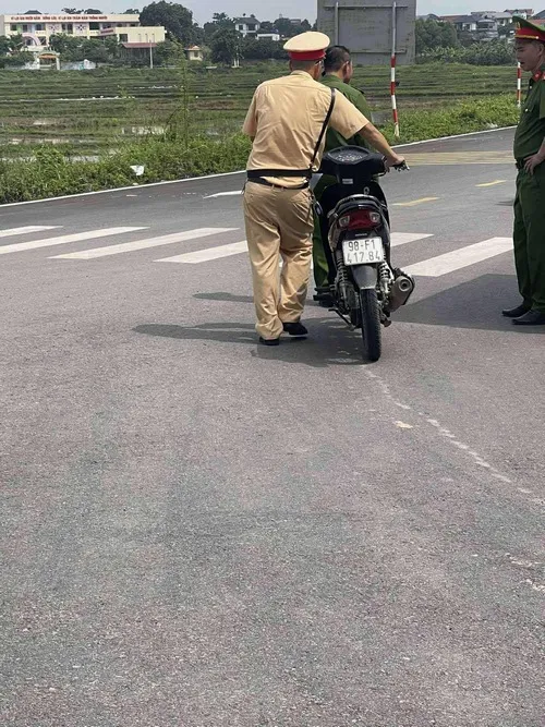 Chốt csgt bất ngờ ra hiệu lệnh giữa phố gây chú ý mạnh