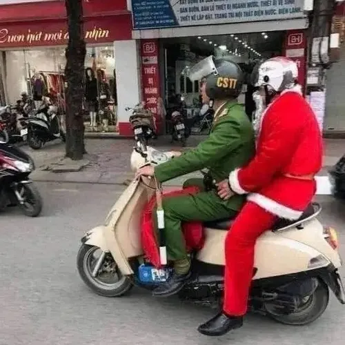 Ảnh hiện trường csgt cúi xem biển số xe máy.