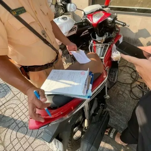 Ảnh chụp xe phanh lại khi gặp chốt kiểm soát.