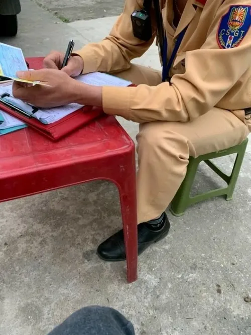 Ảnh sự việc cảnh sát hỏi hành trình di chuyển.