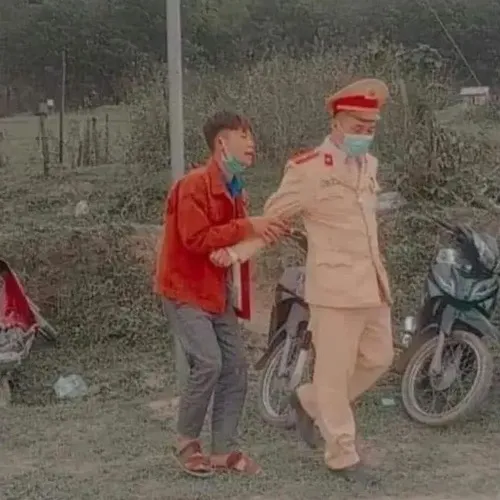 Ảnh đời thường csgt ghi chú thông tin kiểm tra.