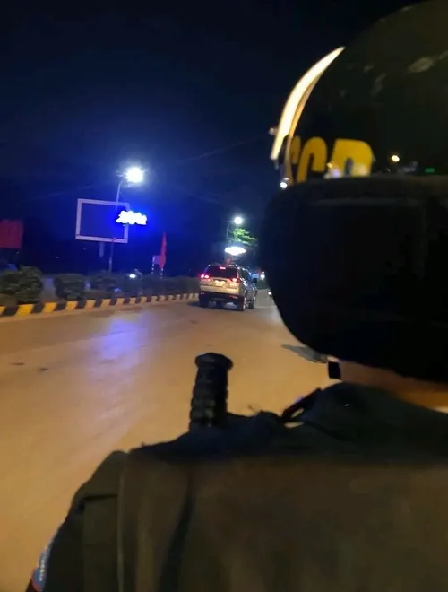 Ảnh hiện trường gậy chỉ huy giơ lên ra hiệu dừng xe.