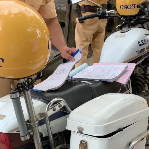 Ảnh chụp công an xem giấy phép lái xe của tài xế.