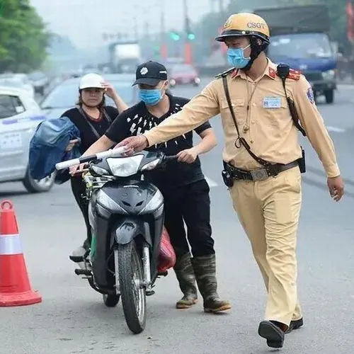 Ảnh khía cạnh csgt chọn phương tiện cần kiểm tra.