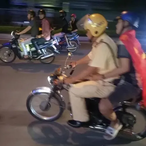 Ảnh hiện trường ánh mắt công an soi biển số xe.