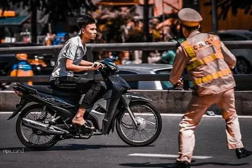 Ảnh thực tế người lái đưa giấy tờ theo yêu cầu.